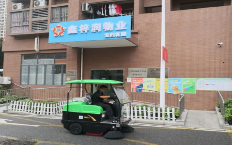 深圳鑫梓潤電動掃地車交貨現(xiàn)場